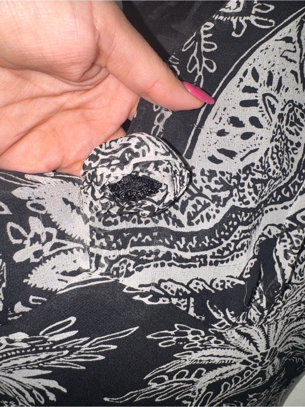 Black & Cream V-Neck Floral Paisley Blouse 100% Silk - Picture 5 of 6